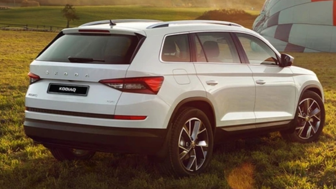 SKODA Kodiaq parked in a field at sunset