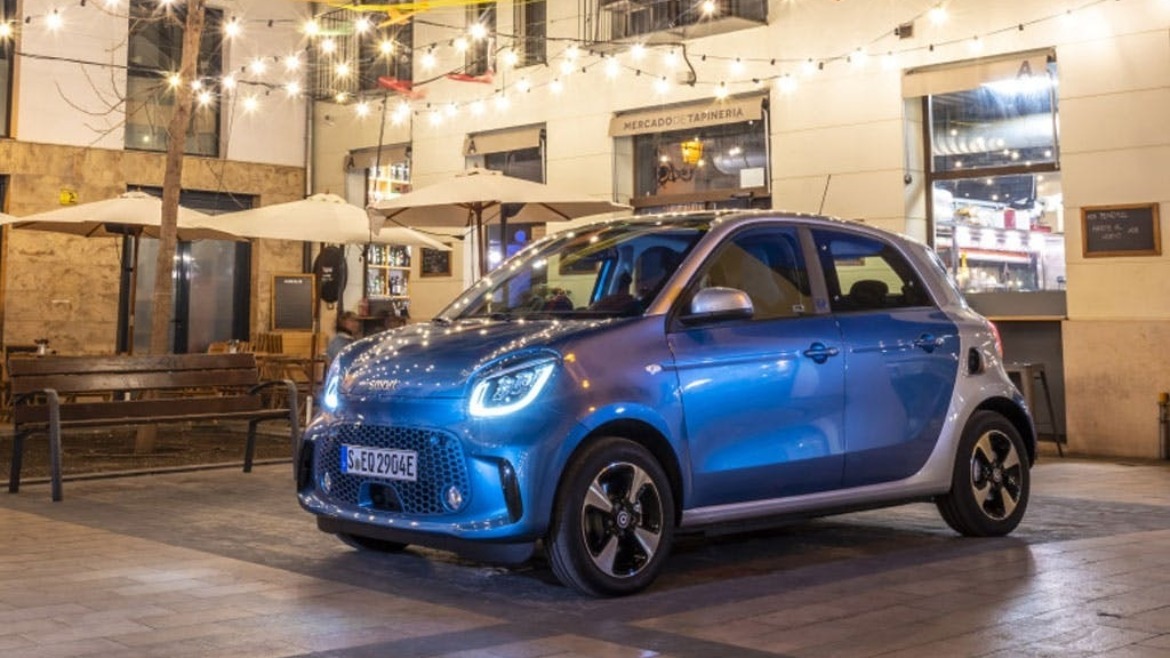 smart EQ forfour parked outside a building at night