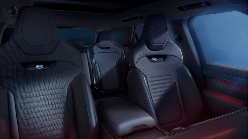 Featured Content Block Range Rover Sport SV Block 4 02