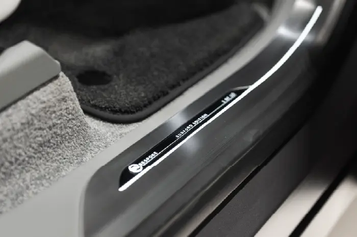 Components Gallery Carousel Desktop 700X466 Rangerover Burford 4