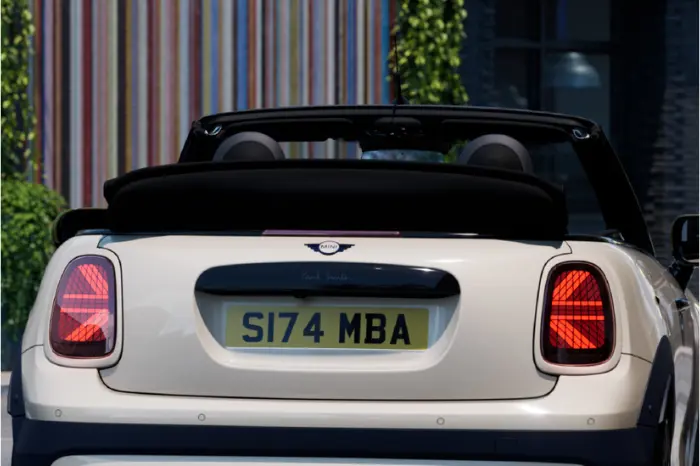 Gallery Carousel MINI COOPER CONVERTIBLE PAUL SMITH EDITION Block 5 02