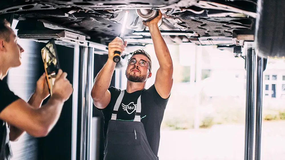 Components-Featured-Content-Block-1000x562-Desktop-MINI-Servicing-5