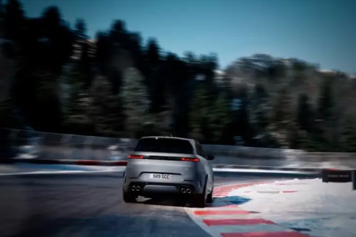 Gallery Carousel Range Rover Sport SV Block 5 03