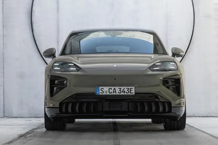 Gallery Carousel Cayenne Coupé Electric Block 5 01