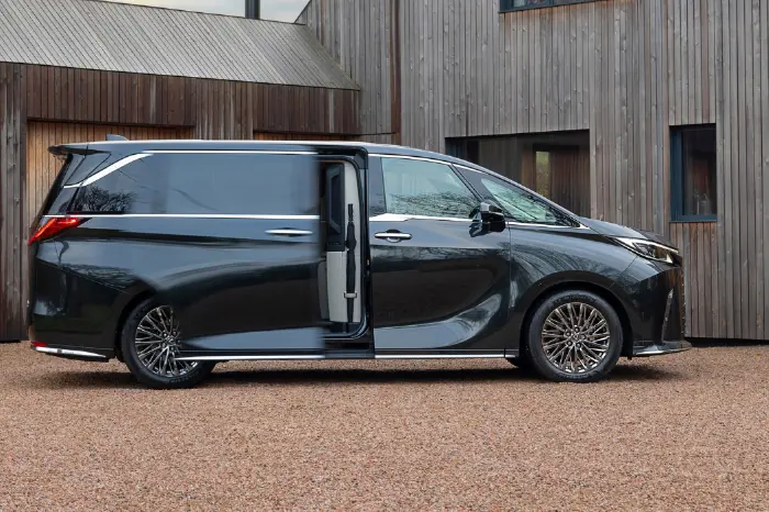 DS 2417 Lexus LM Website Assets 02 700X466