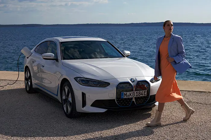 Components-Gallery-Carousel-NCMP-700x466-Desktop-BMW-i4-1