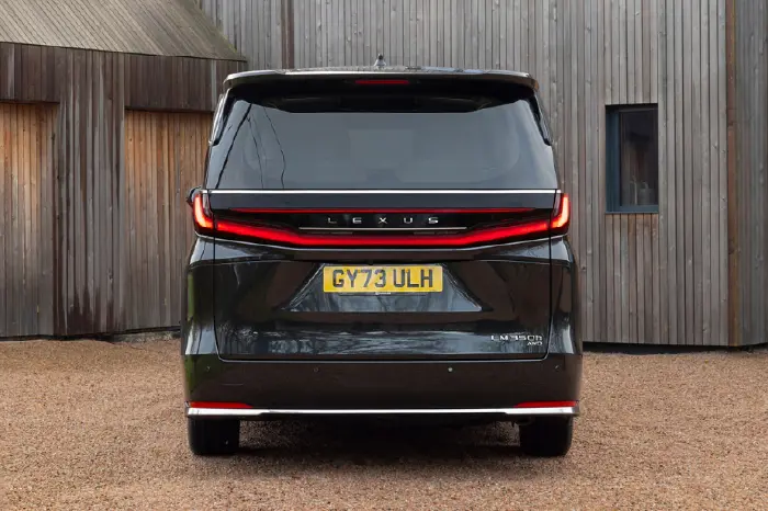 DS 2417 Lexus LM Website Assets 12 700X466 Copy 9