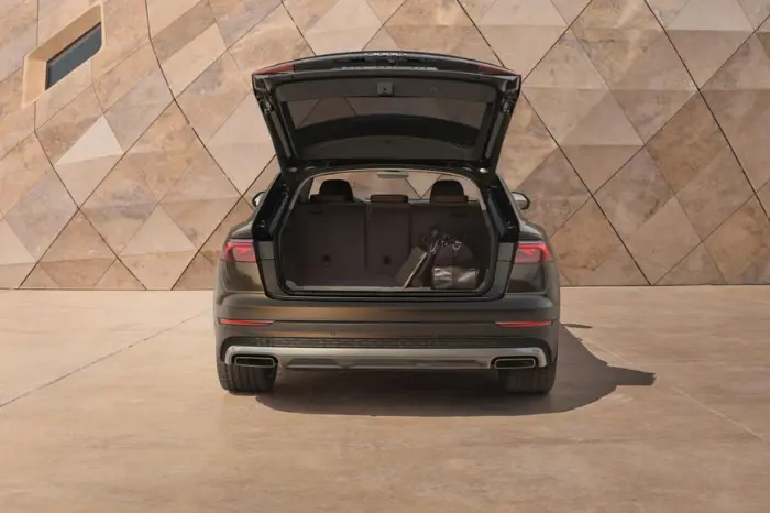 Gallery Carousel Q8 SUV TFSI E Block 5 02