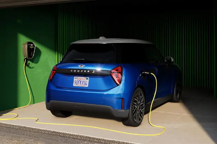 Gallery Carousel All Electric MINI Cooper Block 5 01