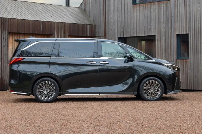 DS 2417 Lexus LM Website Assets 03 700X466 Copy