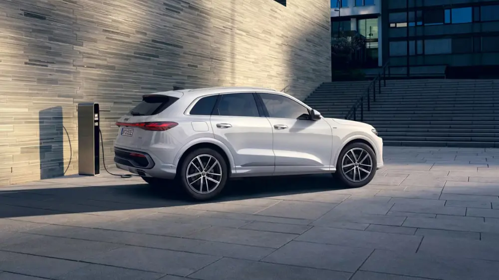 Image Listing 1000 X 562 Audi Q5 SUV Ehybrid Charging Px