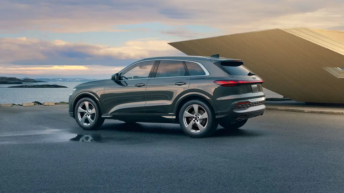 1920X1080 D1 MY25 Q5 Exterior Rearprofile Parked 6815 (1)