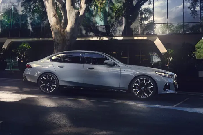 Components-Gallery-Carousel-NCMP-700x466-Desktop-BMW-i5-1