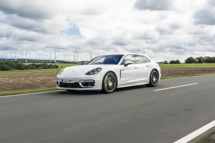 Porsche-Panamera-Electric-C4-700x466