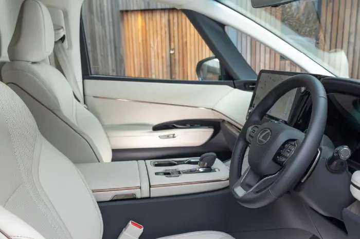 DS 2417 Lexus LM Website Assets 09 700X466 Copy 7