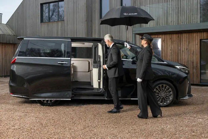 DS 2417 Lexus LM Website Assets 06 700X466 Copy 4