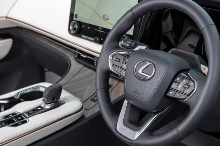 DS 2417 Lexus LM Website Assets 10 700X466 Copy 8